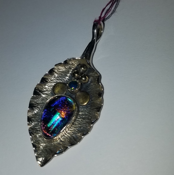 New Sterling Silver Dichoric glass leaf pendant - Picture 3 of 5